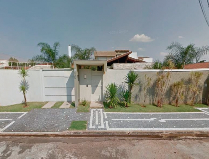 Jaboticabal (SP) - Casa Alto Padrão - 2 suítes - 720m² - Loteamento “Residencial Royal Park”