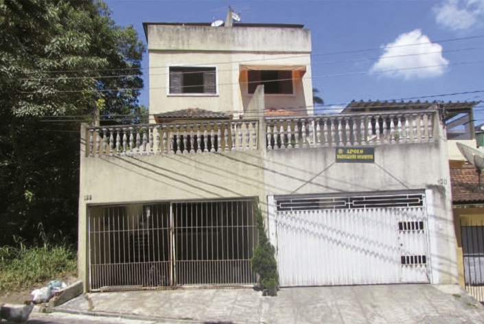 Cotia (SP) - Terreno com 4 edificações residenciais - 755,36m² de área construída e 396m² de área total