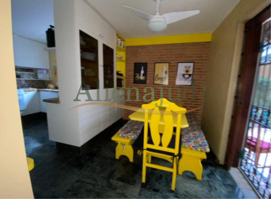 Casa situada na Rua Versalhes no bairro Santo Amaro c/ área construída de 279,46m²