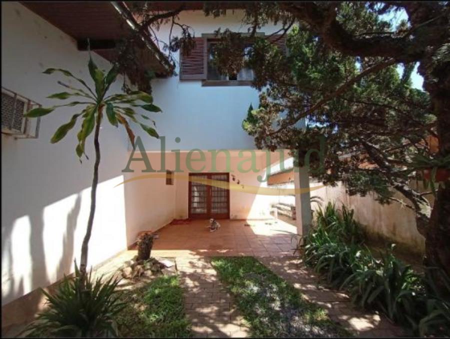 O lote de terreno com área de 498,75m² situado no Condomínio Reserva du Moulin em São Sebastião