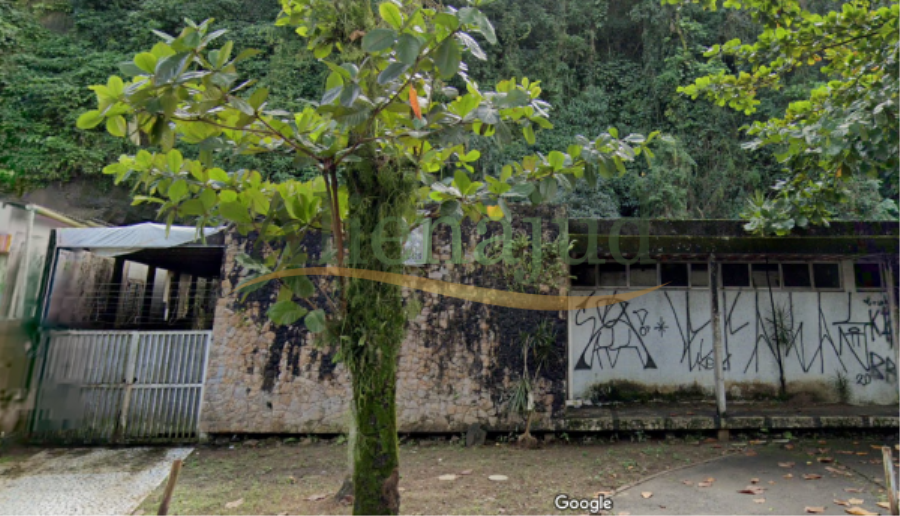 Uma área de terreno com 914,85m² situado à Rua Professor Celso da Cunha Alves