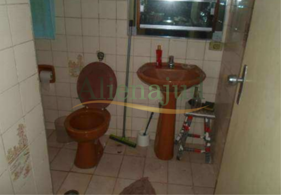 Casa e seu respectivo terreno situado na Rua Assunguy