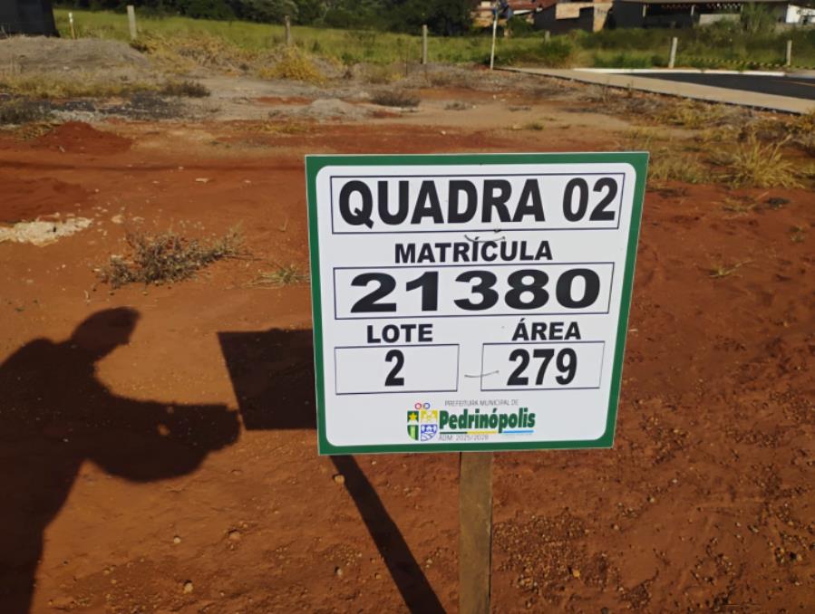 QUADRA 02, LOTE 02, AVENIDA COMERCIAL DO VALLE, LOTEAMENTO VIA COMERCIAL DO VALLE, PEDRINÓPOLIS/MG, ÁREA DE 279,00 M². MATRÍCULA: 21380. NO ESTADO EM QUE SE ENCONTRA. - Pedrinópolis/MG