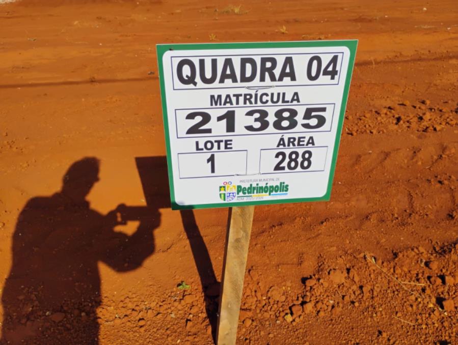 QUADRA 04, LOTE 01, AVENIDA COMERCIAL DO VALLE, LOTEAMENTO VIA COMERCIAL DO VALLE, PEDRINÓPOLIS/MG, ÁREA DE 288,00 M². MATRÍCULA: 21385. NO ESTADO EM QUE SE ENCONTRA. - Pedrinópolis/MG