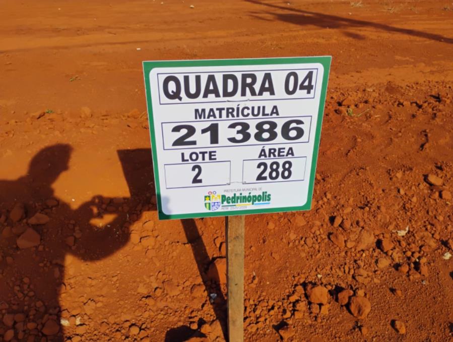 QUADRA 04, LOTE 02, AVENIDA COMERCIAL DO VALLE, LOTEAMENTO VIA COMERCIAL DO VALLE, PEDRINÓPOLIS/MG, ÁREA DE 288,00 M². MATRÍCULA: 21386. NO ESTADO EM QUE SE ENCONTRA. - Pedrinópolis/MG
