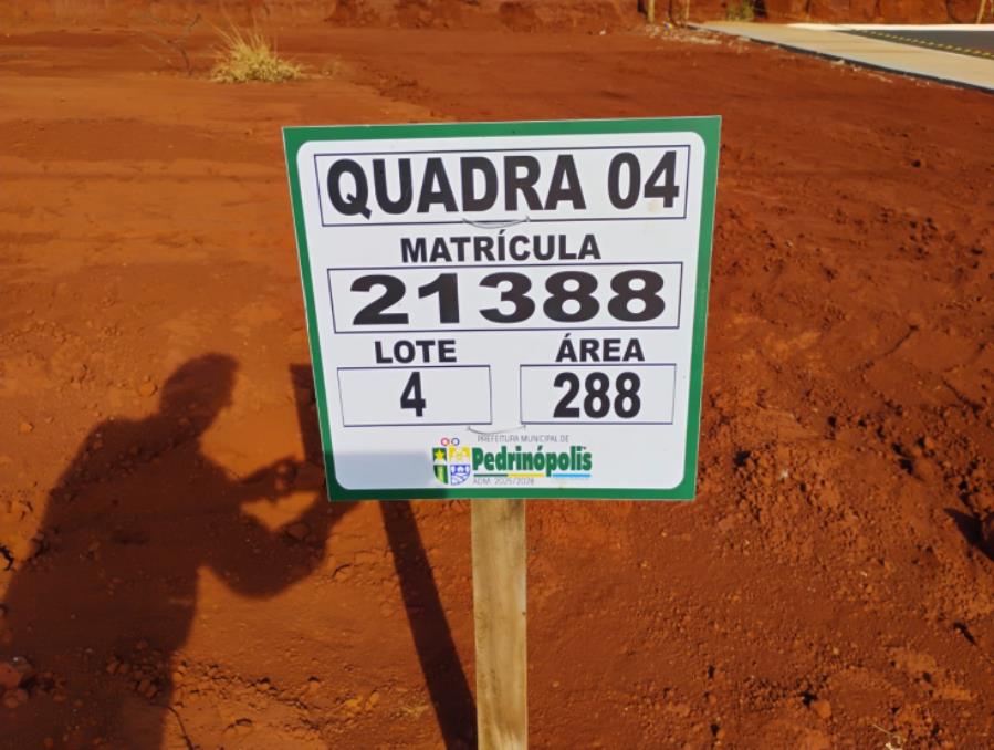 QUADRA 04, LOTE 04, AVENIDA COMERCIAL DO VALLE, LOTEAMENTO VIA COMERCIAL DO VALLE, PEDRINÓPOLIS/MG, ÁREA DE 288,00 M². MATRÍCULA: 21388. NO ESTADO EM QUE SE ENCONTRA. - Pedrinópolis/MG