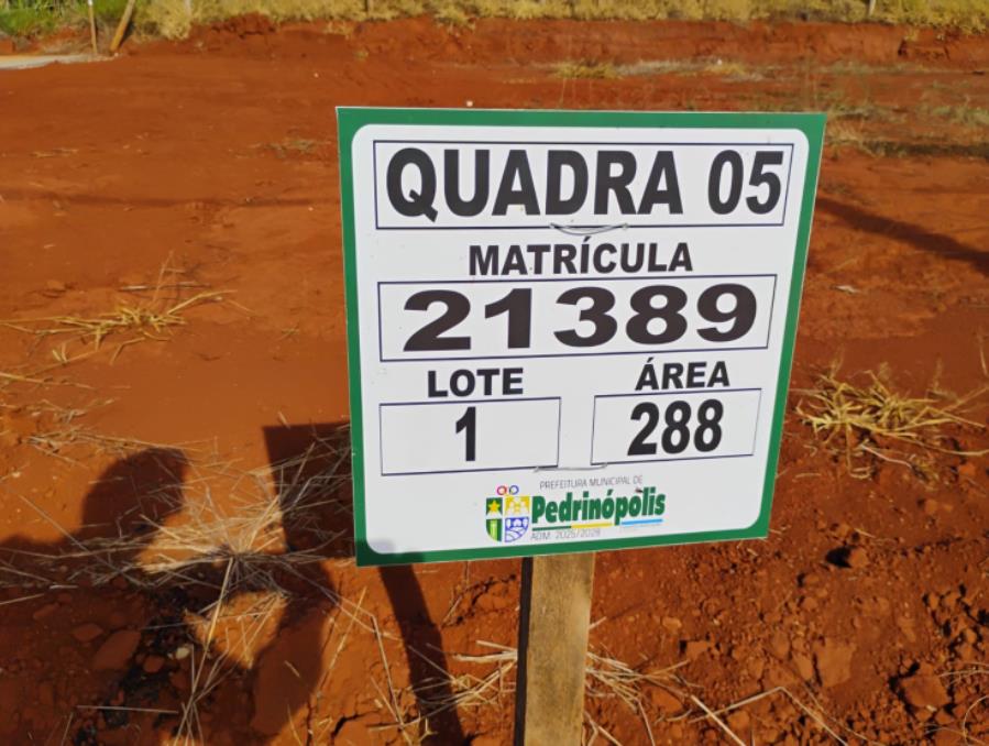 QUADRA 05, LOTE 01, AVENIDA COMERCIAL DO VALLE, LOTEAMENTO VIA COMERCIAL DO VALLE, PEDRINÓPOLIS/MG, ÁREA DE 288,00 M². MATRÍCULA: 21389. NO ESTADO EM QUE SE ENCONTRA. - Pedrinópolis/MG