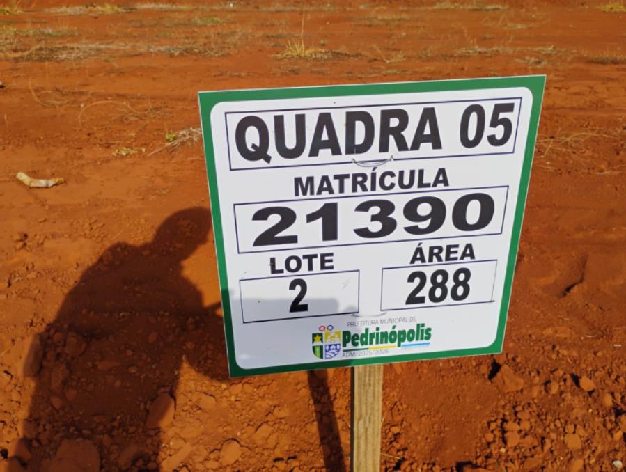 QUADRA 05, LOTE 02, AVENIDA COMERCIAL DO VALLE, LOTEAMENTO VIA COMERCIAL DO VALLE, PEDRINÓPOLIS/MG, ÁREA DE 288,00 M². MATRÍCULA: 21390. NO ESTADO EM QUE SE ENCONTRA. - Pedrinópolis/MG