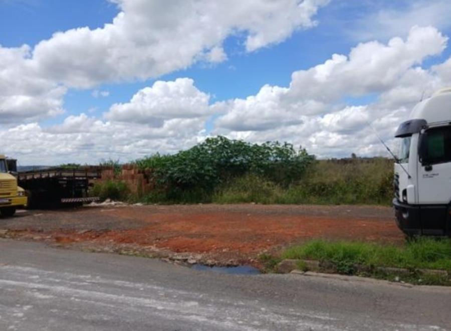 Lote nº 12, Quadra nº 06, situado na Rua Araxá, no loteamento denominado Distrito Industrial, Araxá/MG, com área de 1.642,00m², matriculado sob nº 19.533 no Registro de Imóveis de Araxá. - Araxá/MG