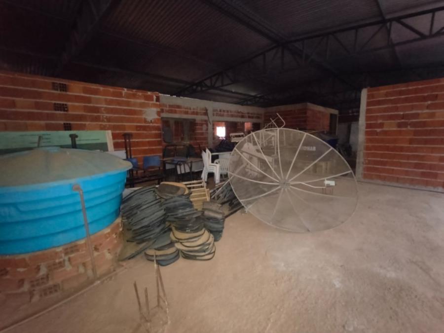 LOTE CONTENDO SUCATA DE DIVERSOS MATERIAIS TAIS COMO: MESAS, CADEIRAS ESCOLARES, CADEIRAS DE PLÁSTICO, CADEIRAS DE ESCRITÓRIO, ANTENA, MACAS, DIVISÓRIAS DE MADEIRA, PORTAS, ARMÁRIOS DE AÇO, LUMINÁRIAS, FOGÃO INDUSTRIAL, FREEZER VERTICAL, FREEZER HORIZONT - São Domingos das Dores/MG