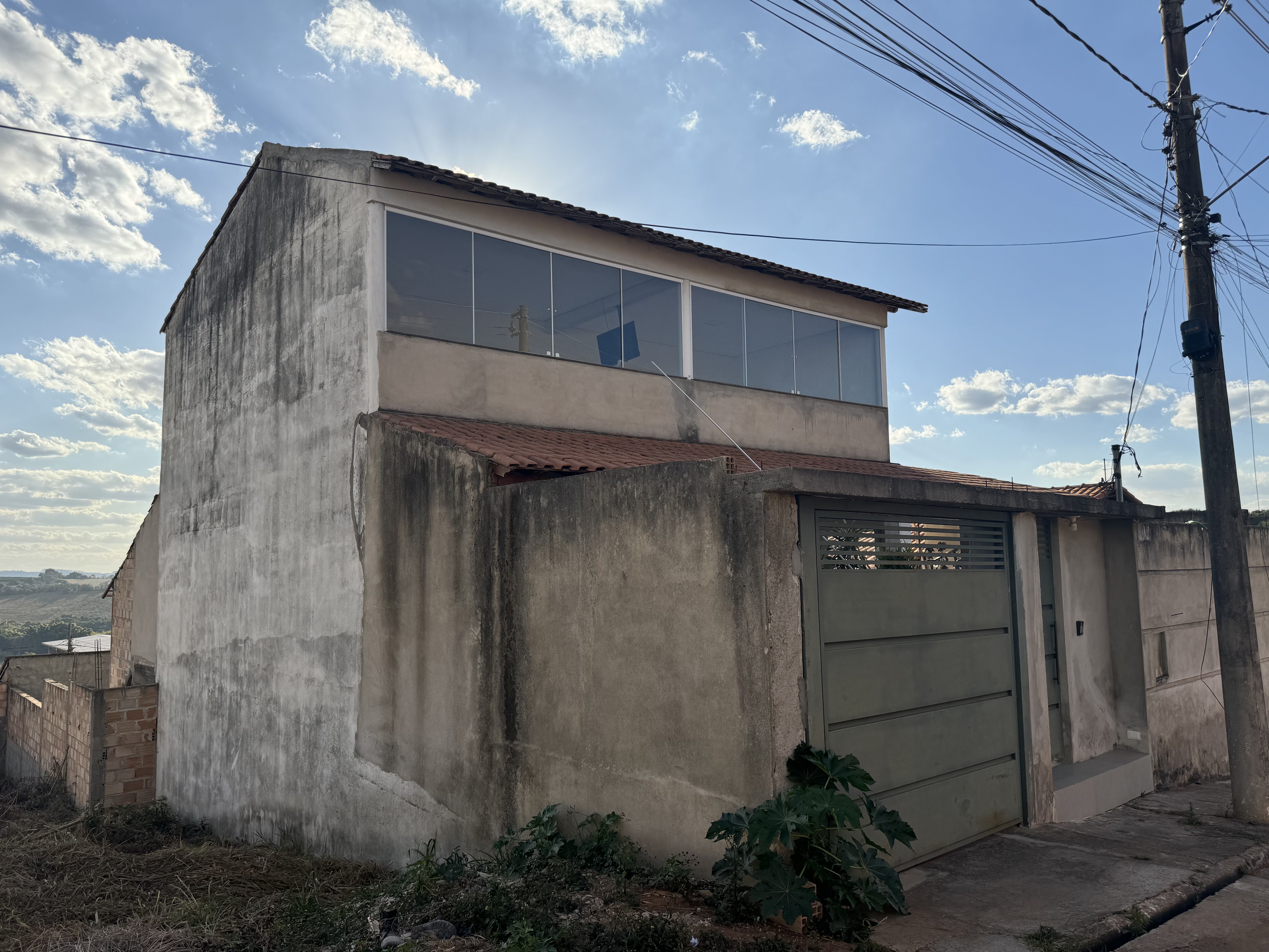 UM LOTE DE TERRENO, DE N.º 07 (SETE) DA QUADRA O, COM ÁREA DE 275,00M², DENTRO DO LOTE UMA CASA COM DOIS PAVIMENTOS COM AREA EDIFICADA DE 180, 00M² SITUADO NESTA CIDADE, NA RUA ESPANHA, 407, LOTEAMENTO JARDIM EUROPA, SOB A MATRÍCULA N° 27.431, FICHA 01, LIVRO 02 – REGISTRO GERAL DO SERVIÇO REGISTRAL DE IMÓVEIS TRÊS CORAÇÕES.