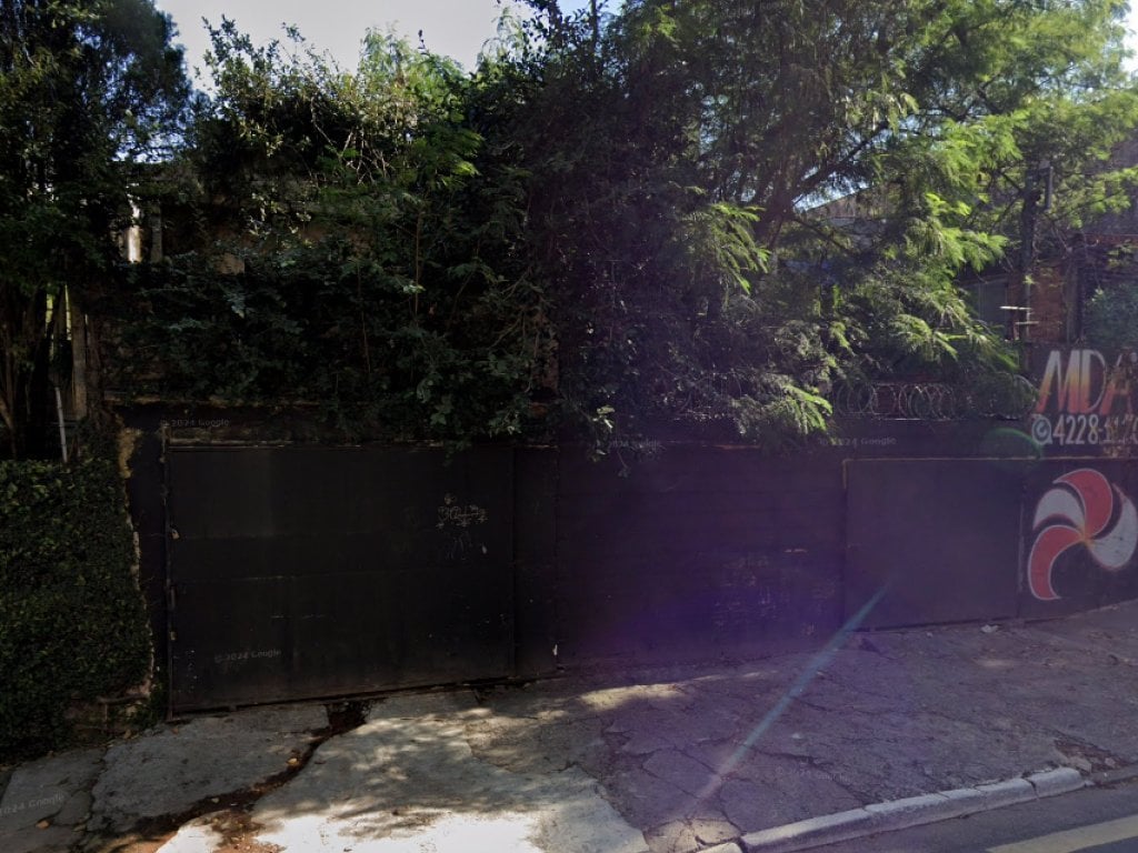 Casa em Terreno 220 m²