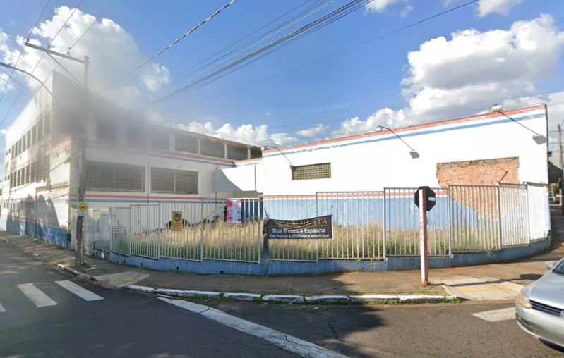 Prédio situado na Avenida Presidente Vargas, n° 1794, com esquina para a Rua Castro Alves