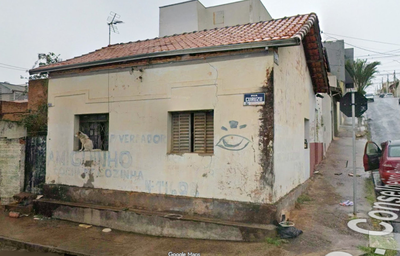 Uma casa com frente para a Rua Curuzu, sob nº 1.626, no 1º subdistrito de Botucatu