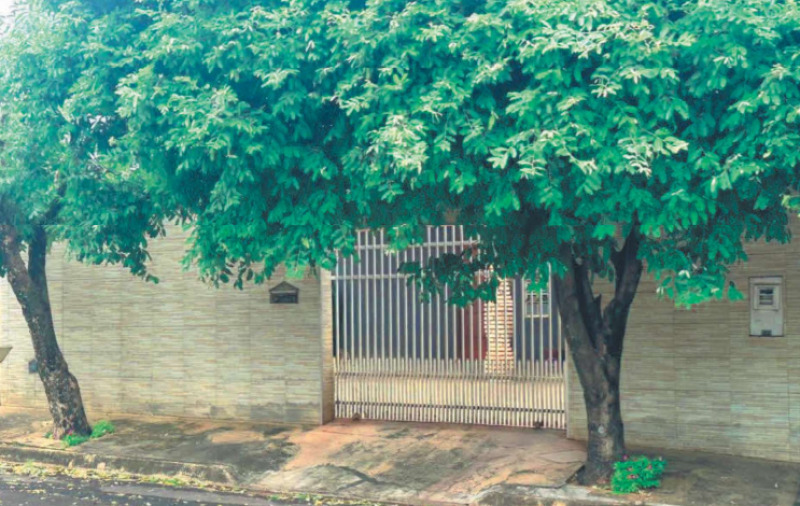 CASA COM 200m² DE ÁREA TOTAL E 160,10m² DE ÁREA CONSTRUÍDA EM BIRIGUI/SP