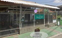 CASA E TERRENO – situados à Rua Brasileia, nº 218 - Área Edificada: 200m² - Terreno medindo 11,00m de frente, 21,00m nos fundos, 33,00m à direita e 30,00m à esquerda