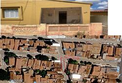 Prédio residencial construído de tijolos e telhas, situado na Avenida Benjamin Constant, fazendo esquina com a Rua Manoel Pedro, nesta cidade de Catolé do Rocha/PB