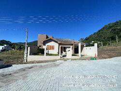 Casa - Área privativa: 160,6 m²Com 3 qt(s), 3 Banheiro(s), - Localizado(a): RUA 32 SANTO SALLA, N. 699, LT 08 QD 24, CENTRO, - NOVA ALVORADA/RS - CEP: 95985000 - N° IPTU: 1302400081 - MATRÍCULA: 48699 - OFICIO: 1