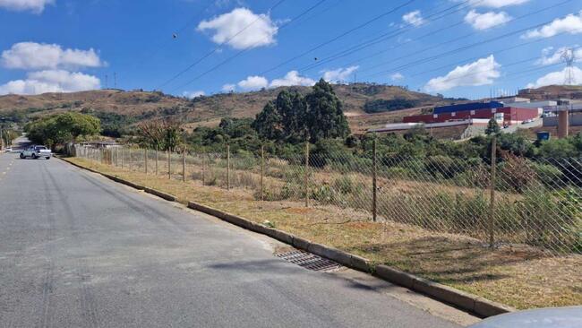 ÁREA URBANA DE 25.664M² NO LOTEAMENTO JARDIM CONTORNO EM POÇOS DE CALDAS/MG